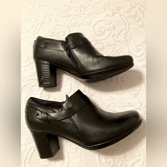 Clarks Women's Black Ankle Booties - Picture 2 of 7